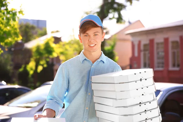 Хлопчик доставка піци — стокове фото