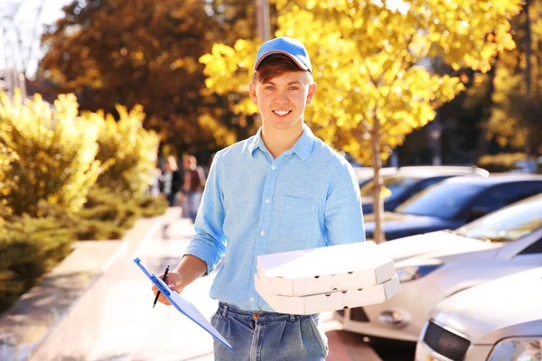 Ragazzo consegna pizza — Foto Stock