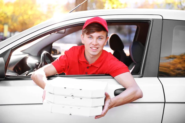 Доставщик пиццы в машине — стоковое фото