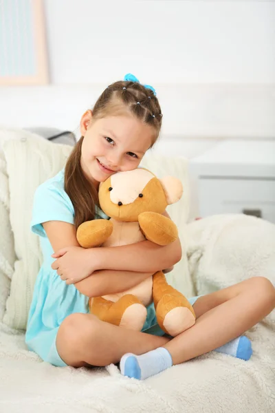 Schönes kleines Mädchen mit Teddybär Stockbild