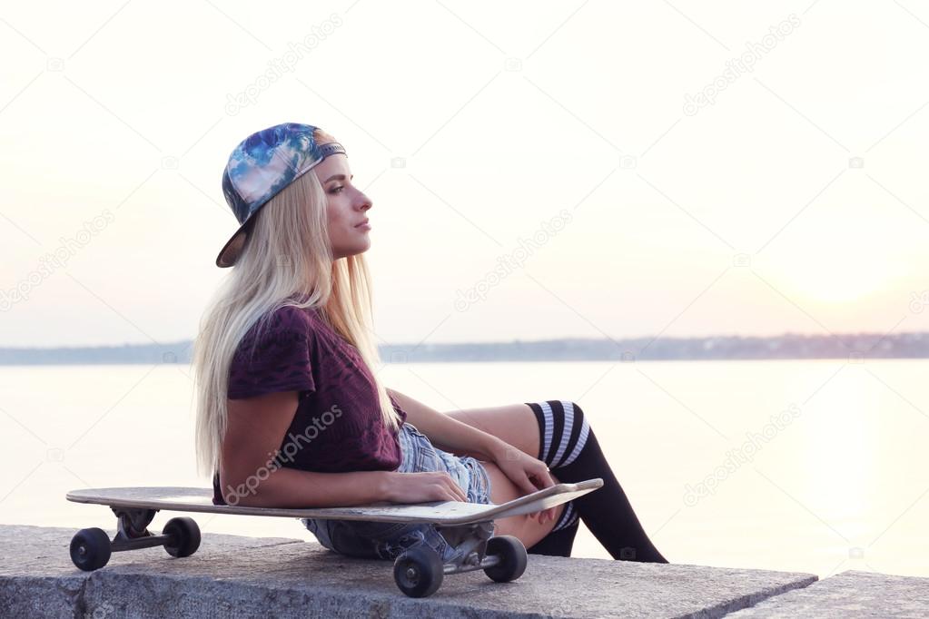 woman with skating board 
