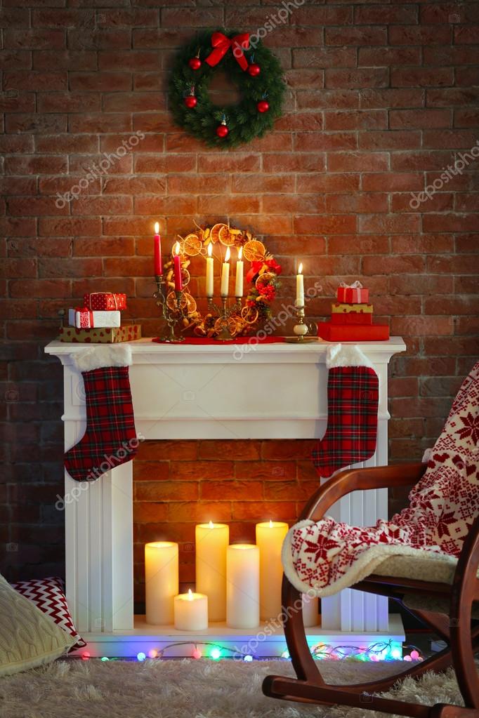 Open haard met prachtige kerstversiering in comfortabele woonkamer ... Open haard met prachtige kerstversiering in comfortabele woonkamer ...