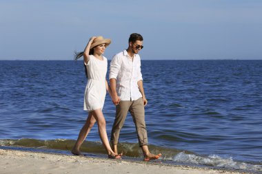 Kumsalda yürüyen çift