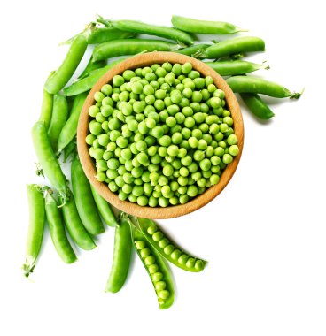 Taze taze bezelyeler beyaz kasede izole edilmiş.