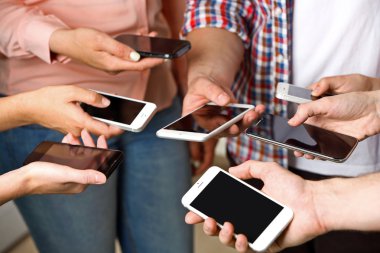Cep telefonları holding eller