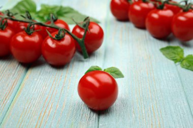 Taze domates fesleğen ahşap tablo ile yakın çekim