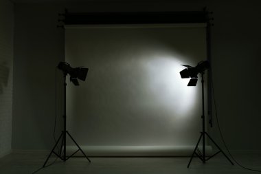 Işık ekipmanlı fotoğraf stüdyosu