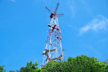 Telekomünikasyon kule ve mavi gökyüzü 