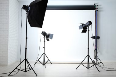 Işık ekipmanlı fotoğraf stüdyosu