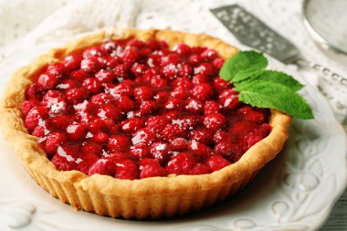 Ahududu, ahşap arka plan üzerinde ile tart