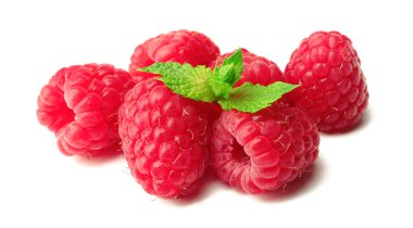 Beyaz izole taze kırmızı ahududu