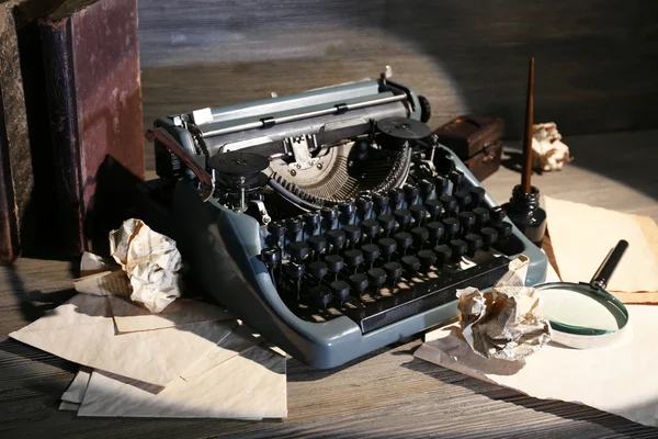 Retro schrijfmachine op houten tafel — Stockfoto