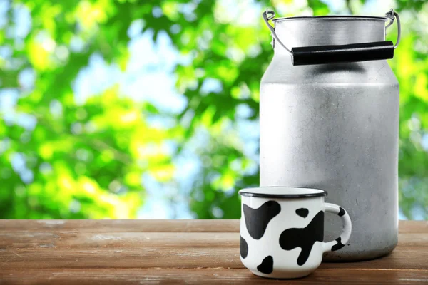 Retro lata de leite e caneca — Fotografia de Stock