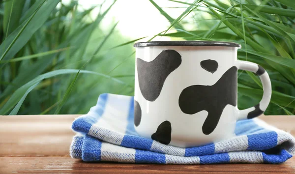 Кружка молока на деревянном столе — стоковое фото
