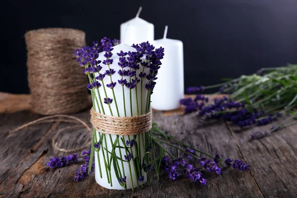 Candela con fiori di lavanda — Foto Stock