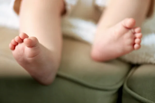 Bebê pernas pequenas — Fotografia de Stock