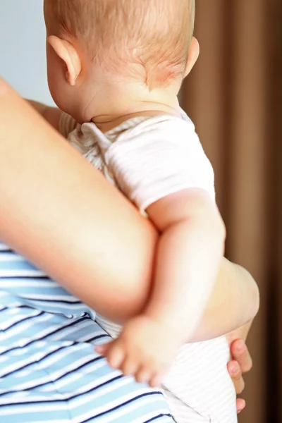 Kind Und Mutter Hand Nahaufnahme — Stockfoto