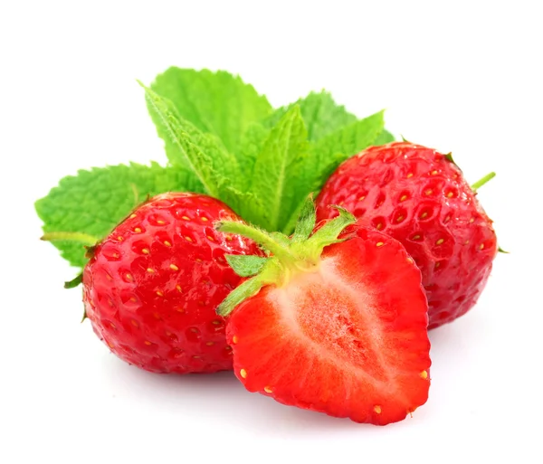 Reife Erdbeeren isoliert auf weiß — Stockfoto