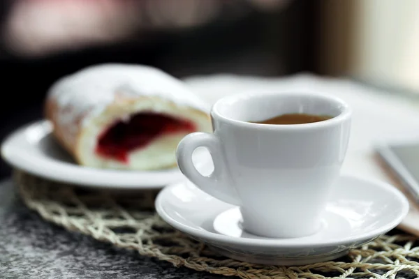 Coupe de cappuccino sur la table dans le café — Photo