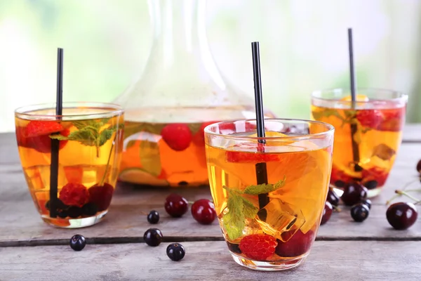 Punsch mit Beeren im Glas auf Holztisch auf leicht verschwommenem Hintergrund — Stockfoto