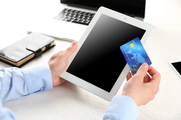 Man holding credit card — Stock Photo, Image