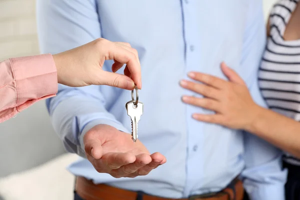Real estate agent giving keys — Stock Photo, Image