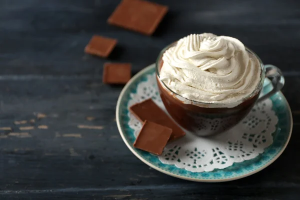 Taza de café con crema sobre fondo de madera de color — Foto de Stock