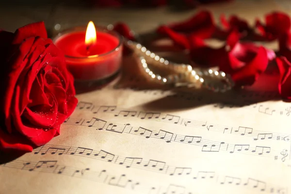 Belle rose a lume di candela e perle — Foto Stock