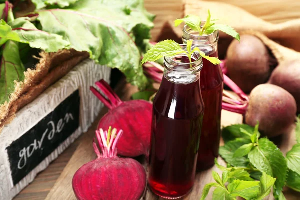 Jugo de remolacha fresca en la mesa de madera, primer plano — Foto de Stock