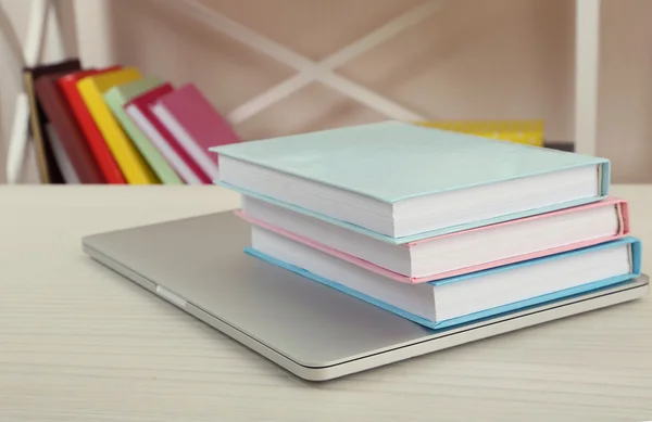 Bücherstapel mit Laptop — Stockfoto