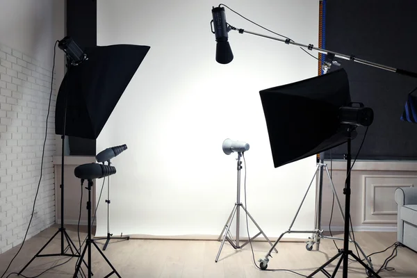 Estúdio fotográfico com equipamento de iluminação — Fotografia de Stock