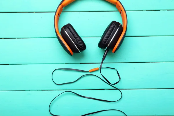 Auriculares sobre fondo de madera — Foto de Stock