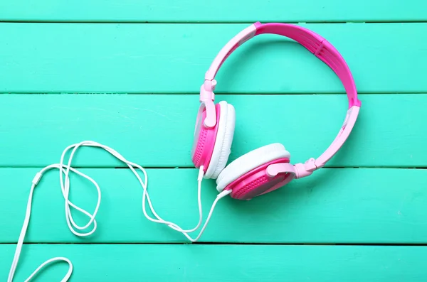 Auriculares sobre fondo de madera — Foto de Stock