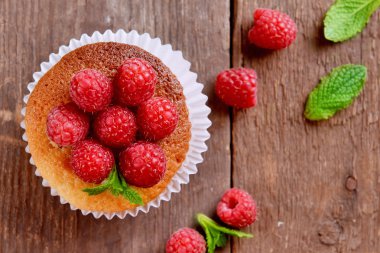 Lezzetli kek çilek ve ahşap masa üzerinde taze nane ile yakın çekim