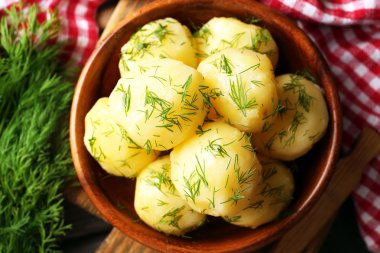 Masada bir kapta yeşillikleri ile haşlanmış patates yakın çekim