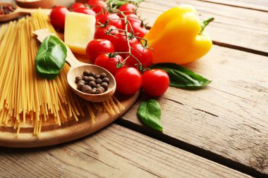 Makarna spagetti domates, peynir ve fesleğen rustik ahşap zemin üzerine