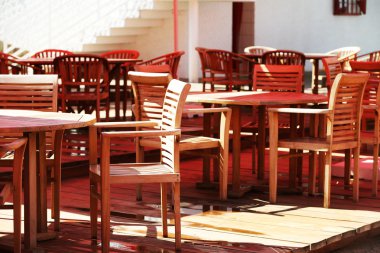 ahşap sandalye ve masa 