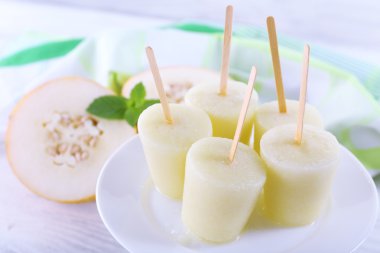 Kavun Buz lolly ahşap masa, closeup üzerinde