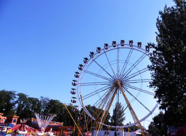 Dönme dolap Mavi Gökyüzünde