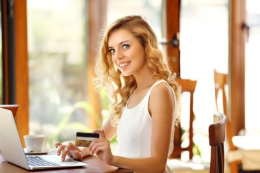 Dizüstü bilgisayarı olan güzel genç bir kadın. 