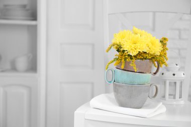 Dekoratif vazo içinde güzel çiçekler 