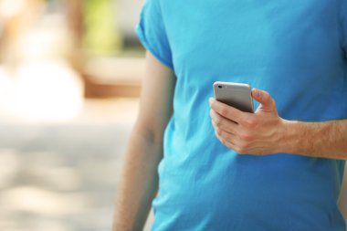 Adam tutarak akıllı cep telefonu