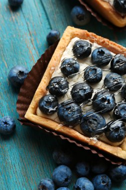 Gurme taze yaban mersini tart masada