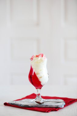 Lezzetli jöle tatlılar hafif arka plan üzerine krema ile