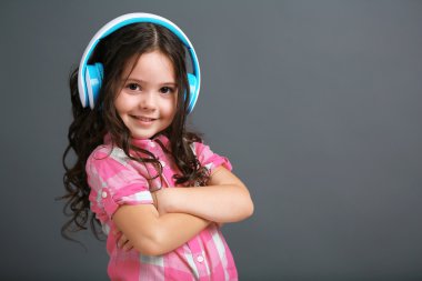 küçük kız kulaklık ile müzik dinleme