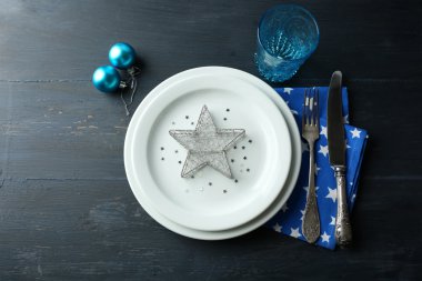 Boş tabak, çatal bıçak takımı, peçete