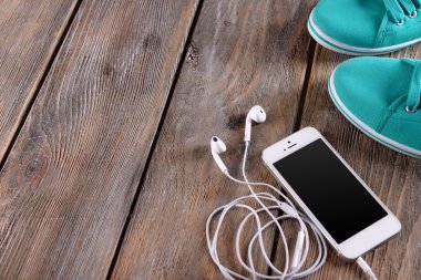 Kulaklıklar ile beyaz cep telefonu