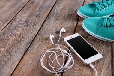 Kulaklıklar ile beyaz cep telefonu