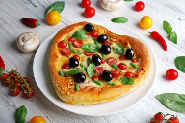 Lezzetli kalp şeklinde pizza