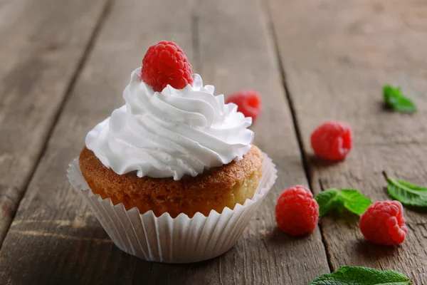 Delicious cupcake with berries and fresh mint on wooden table close up — Stock Photo, Image